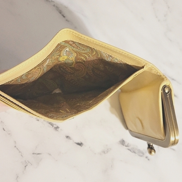 Vintage HOBO Int'l Light Yellow 'Robin' Leather Tri-Fold Wallet - Picture 9 of 12